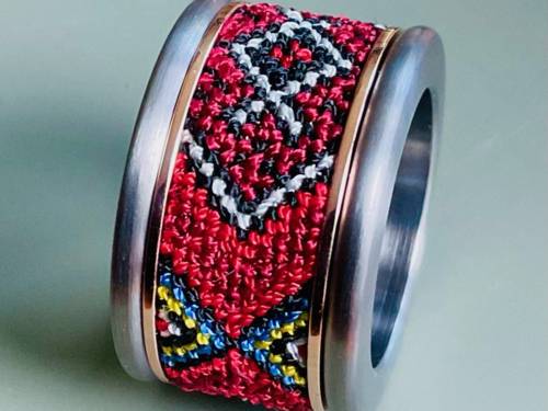 Ring mit ukrainischem traditionellen Muster